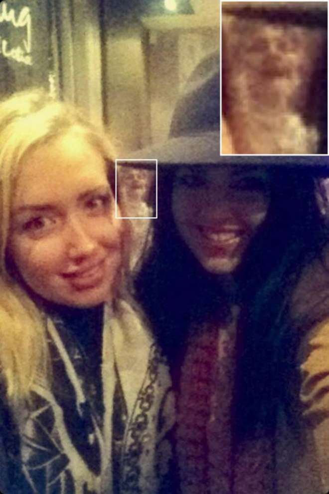 Foto con fantasma tra due amiche a New Castle Selfie-con-fantasma